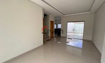 Imagem 4: Lindo sobrado a venda, contando com 3 quartos, sendo um suíte com sacada, sala ampla