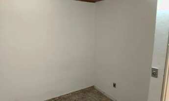 Imagem 2: Casa de 2 quartos e garagem coberta ao lado do hospital