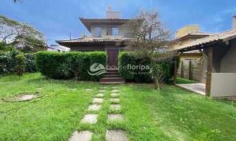 Imagem 2: Aconchego, natureza e estilo em uma casa com 2 dormitórios e amplo terreno de 440m² no Rio