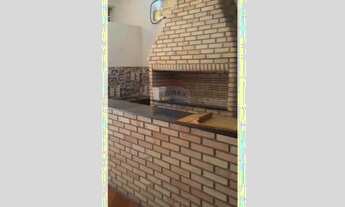 Imagem 2: Salão com churrasqueira pia e balcão