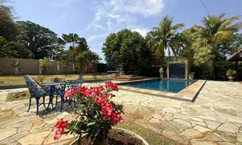 Imagem 2: Casa térrea de 600m² com 04 quartos sendo 03 suítes para venda e locação em condomínio - C