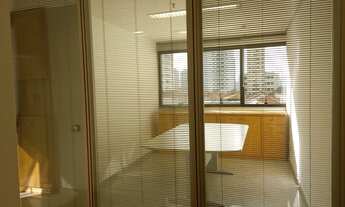 Imagem 3: Sala com divisórias de vidro duplo, sendo duas salas e uma recepção ao lado metro santa c