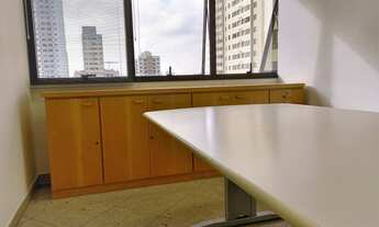 Imagem 6: Sala com divisórias de vidro duplo, sendo duas salas e uma recepção ao lado metro santa c