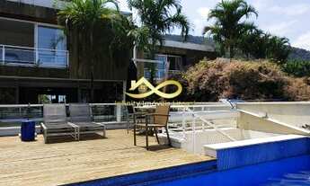 Imagem 2: Casa de alto padrão com piscina privativa e vista para o mar