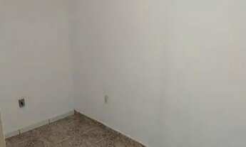 Imagem 4: Casa de 2 quartos e garagem coberta ao lado do hospital