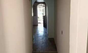 Imagem 5: Casa de 2 quartos e garagem coberta ao lado do hospital