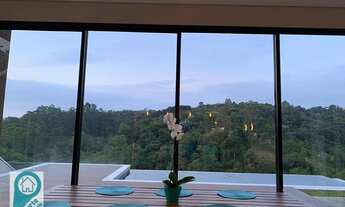 Imagem 2: Casa de Alto Padrão em Excelente Condomínio junto à Natureza! Piscina C/ Borda infinita C