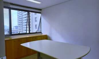 Imagem 4: Sala com divisórias de vidro duplo, sendo duas salas e uma recepção ao lado metro santa c