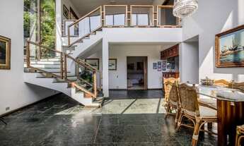 Imagem 7: Excelente Casa, 02 Suítes, 02 Vagas, Jardim Amplo, muito verde, Piscina, Churrasqueira e O