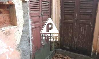 Imagem 5: Casa Duplex centro de terreno, com amplo quintal. Lateral Lgo das Neves