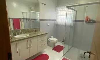 Imagem 3: Sobrado para aluguel e venda possui 220 metros quadrados com 4 quartos