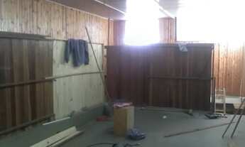 Imagem 3: Salão (piso superior) de 130 m² de vao aberto e 02 banheirosno Parque Casa de pedra