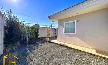 Imagem 1: Casa plana geminada com 2 quartos, sendo 1 suíte, na divisa entre os bairros Iririú e Jard