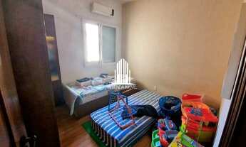 Imagem 6: Casa em frente a um dos vértices da Praça Louveira. Local aconchegante com: playground, pa