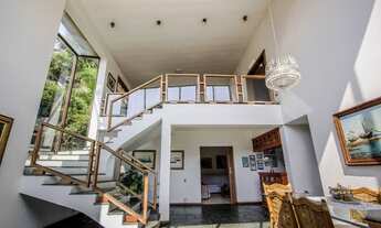 Imagem 6: Excelente Casa, 02 Suítes, 02 Vagas, Jardim Amplo, muito verde, Piscina, Churrasqueira e O