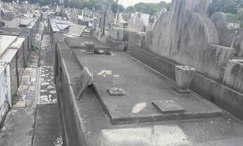 Imagem: Jazigo em área nobre - cemitério do Caju-RJ