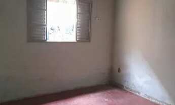 Imagem 2: Terreno com casa simples