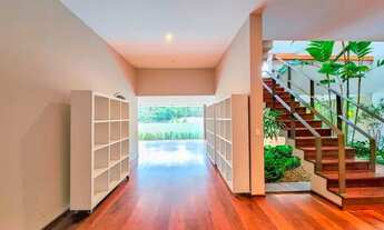 Imagem 7: Casa em rua fechada com projeto moderno em meio a muito verde