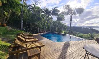 Imagem: Casa ampla com piscina, jardim e vista para
