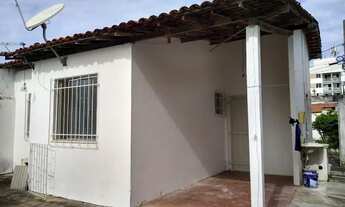 Imagem 4: Casa com 2/4, garagem coberta, área com casinha para pet