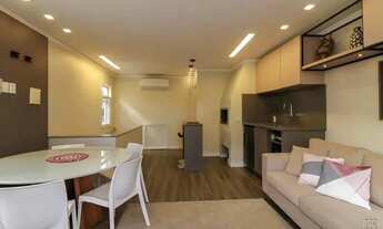 Imagem 6: Ótima casa de três andares, de frente, com orientação solar sul e área útil de 129,38m². C