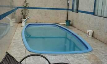 Imagem: Casa com energia solar e piscina com aquecedor