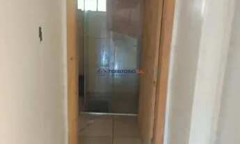 Imagem 2: Casa em Porto Alegre, no bairro Guarujá, com 2 dormitório(s), e 2 banheiros, à v