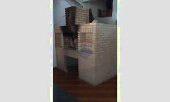 Imagem 4: Salão com churrasqueira pia e balcão