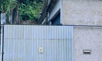 Imagem: Casa em construção com galpão já pronto