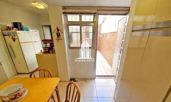 Imagem 7: Casa em frente a um dos vértices da Praça Louveira. Local aconchegante com: playground, pa