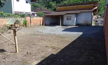 Imagem 4: Terreno plano e murado com 406 m² com casa de madeira
