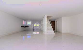 Imagem 2: Casa nova em condomínio fechado, jardim, piscina, em região arborizada e segura na Rua Man