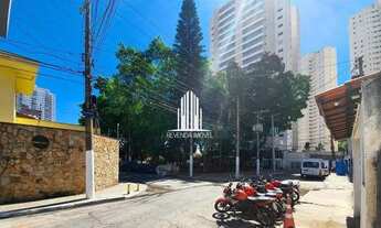 Imagem: Casa em frente a um dos vértices da Praça