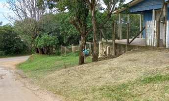 Imagem 2: Terreno com casa de madeira, ótima localização