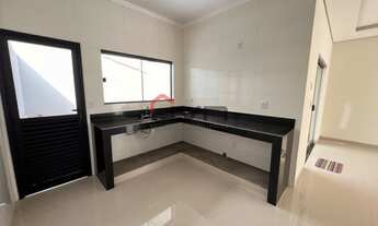 Imagem 2: Lindo sobrado a venda, contando com 3 quartos, sendo um suíte com sacada, sala ampla