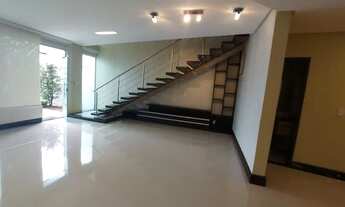 Imagem 3: ALUGO BELÍSSIMA CASA SEMI MOBILIADA, CLIMATIZADA E 4 VAGAS DE GARAGEM