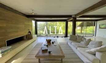 Imagem 3: ALTA Imóveis Boutique vende: Casa super conectada a natureza, aos pés da Pedra da Gávea em