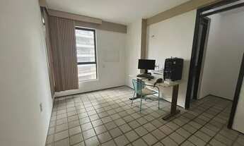 Imagem 7: Apartamento com varanda ampla, vista mar, despensa, DCE, elevador privativo em uma região