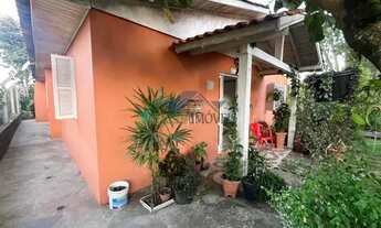 Imagem 2: Velleda oferece magnífica casa com suíte, churrasqueira e quintal encantador, dentro de co