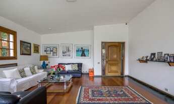 Imagem 3: Excelente Casa, 02 Suítes, 02 Vagas, Jardim Amplo, muito verde, Piscina, Churrasqueira e O