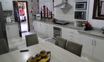 Imagem 2: Sobrado com 3 dormitórios (2 planejados), 3 vagas cobertas e área de churrasqueira no Mar