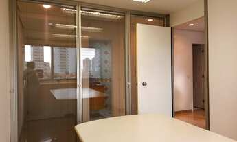 Imagem 5: Sala com divisórias de vidro duplo, sendo duas salas e uma recepção ao lado metro santa c