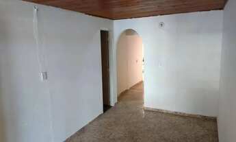 Imagem 3: Casa de 2 quartos e garagem coberta ao lado do hospital