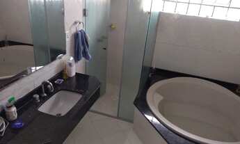 Imagem 6: Sobrado grande de esquina com 3 lojas anexas