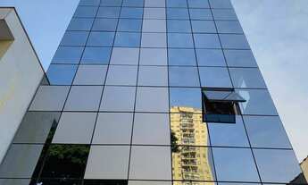 Imagem: Prédio com 3 andares, 2 mezaninos, com