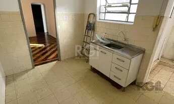 Imagem 7: Apartamento de dois dormitórios, banheiro e sala no bairro da Azenha em Porto Alegre