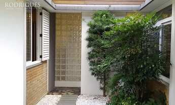 Imagem 6: Linda casa ajardinada em bairro nobre