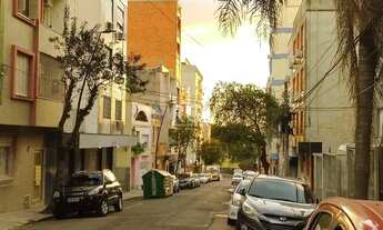 Imagem 7: JK no Centro Histórico de Porto Alegre, com 26,01 m², cozinha com pia e armários, banheiro