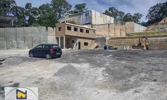 Imagem 2: Terreno todo regularizado com 5.640 m² de área e 35 metros de frente para a rua. Excelente