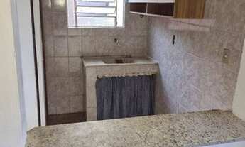 Imagem 4: Casa com 1 quarto (com armários), sala, cozinha americana (com armários), banheiro social